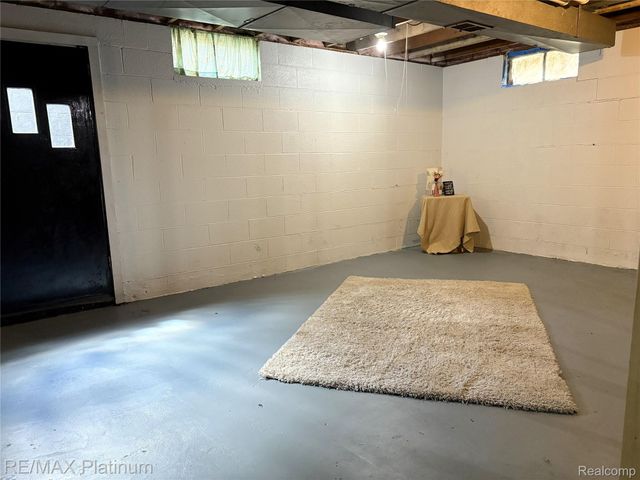 208 Devonshire St, York Charter Township, MI 48198