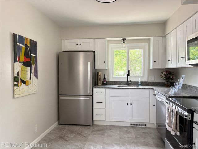 208 Devonshire St, York Charter Township, MI 48198