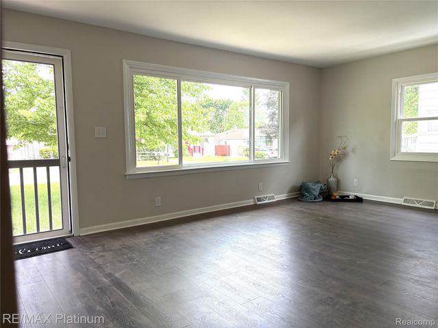 208 Devonshire St, York Charter Township, MI 48198