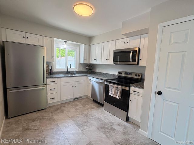208 Devonshire St, York Charter Township, MI 48198
