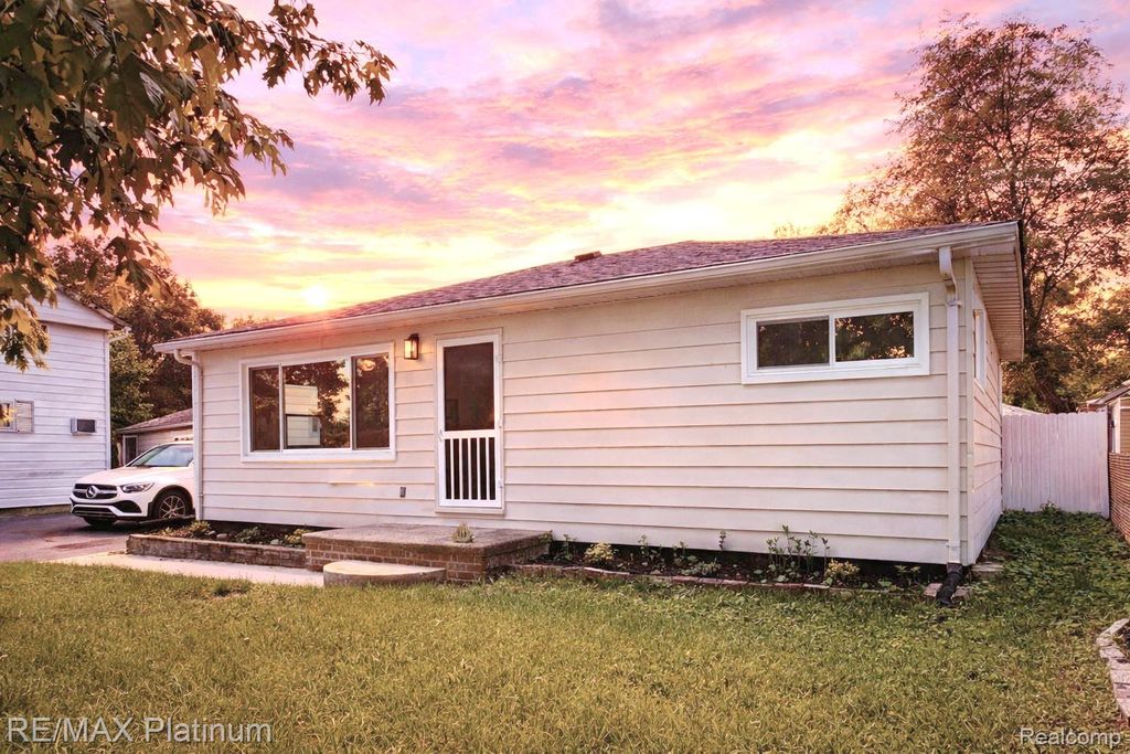 208 Devonshire St, York Charter Township, MI 48198