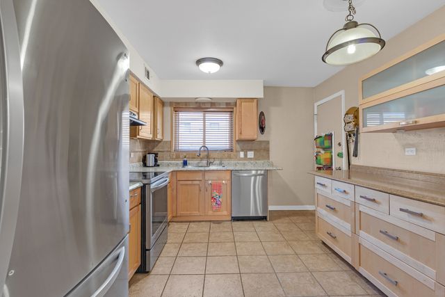 9480 Bay Colony Drive 2N, Des Plaines, IL 60016