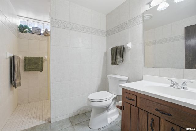 229 E FAR HILLS Drive, East Peoria, IL 61611