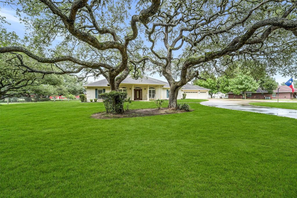 1026 Shirley Oaks Street, Columbus, TX 78934