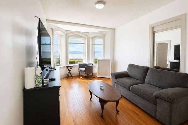 285 Lynn Shore Dr 101, Lynn, MA 01902