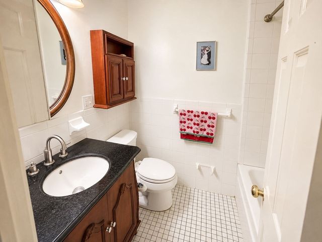 285 Lynn Shore Dr 101, Lynn, MA 01902