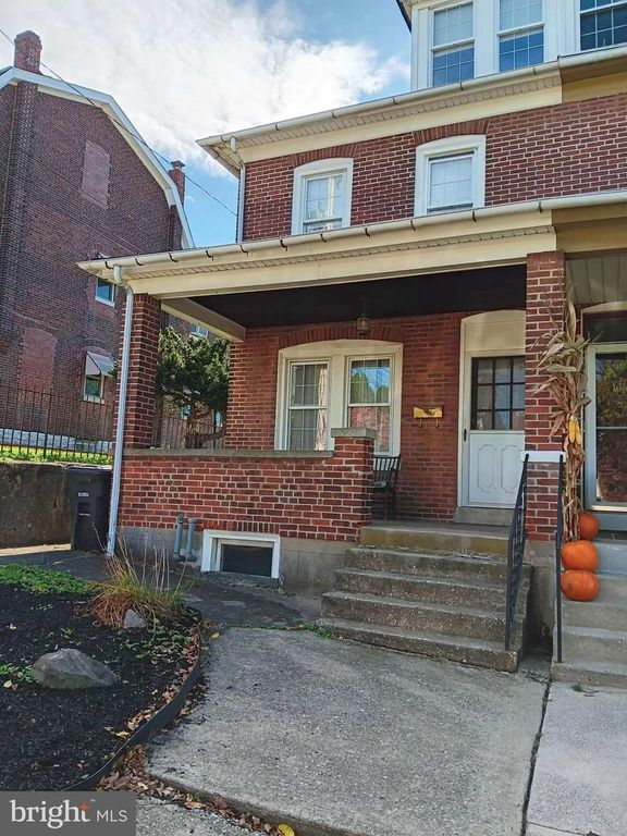 121 W 2ND AVE, Conshohocken, PA 19428
