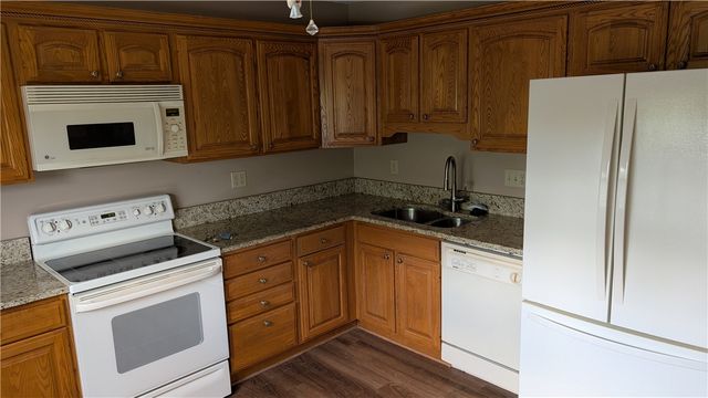 179 London Towne Dr, Brookline, PA 15226