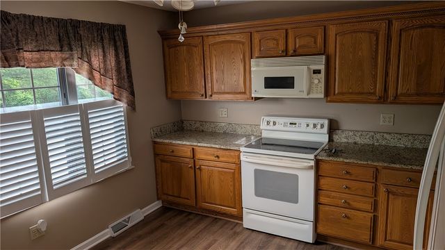 179 London Towne Dr, Brookline, PA 15226