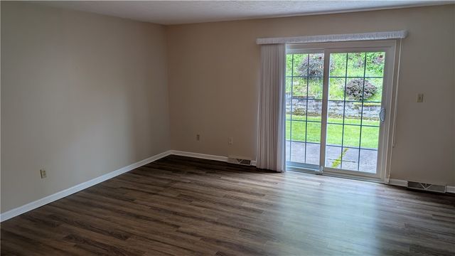 179 London Towne Dr, Brookline, PA 15226