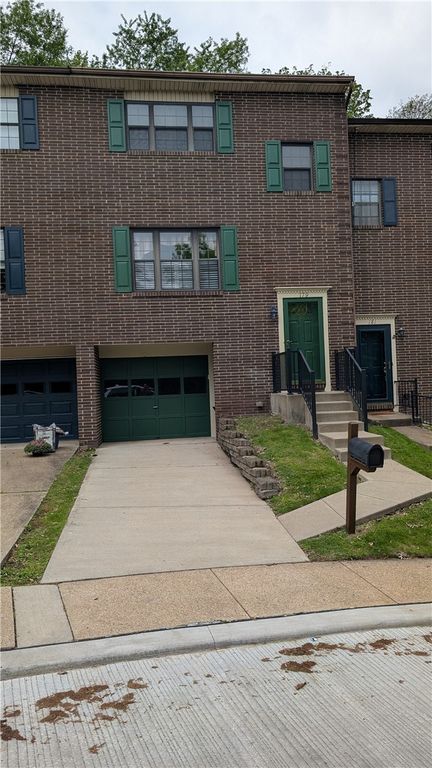 179 London Towne Dr, Brookline, PA 15226