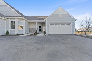 1383 Prairie Creek CIRCLE #16E, Oconomowoc, WI 53066