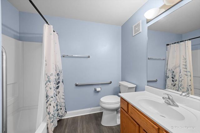 605 BARRINGTON Avenue 222, East Dundee, IL 60118