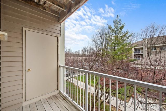 605 BARRINGTON Avenue 222, East Dundee, IL 60118