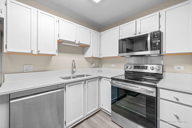 605 BARRINGTON Avenue 222, East Dundee, IL 60118