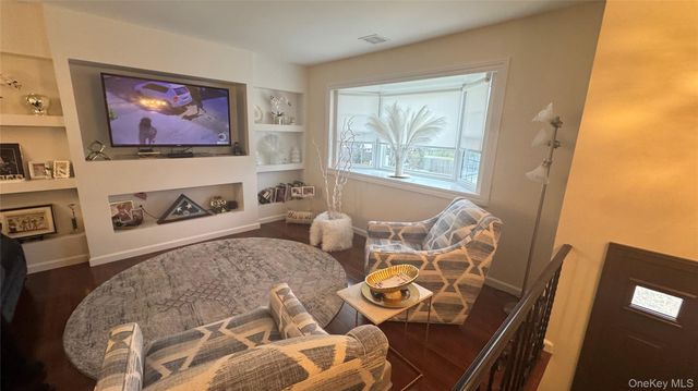 47 Drayton Avenue, Bay Shore, NY 11706