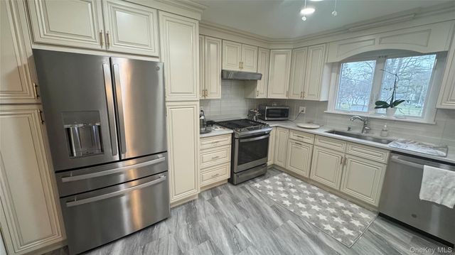 47 Drayton Avenue, Bay Shore, NY 11706