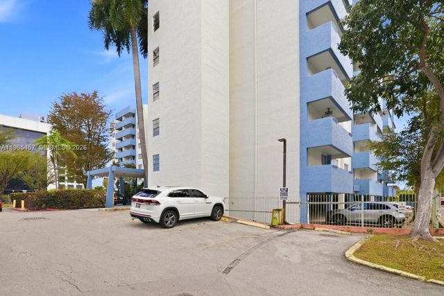 5050 NW 7th St 806, Miami, FL 33126