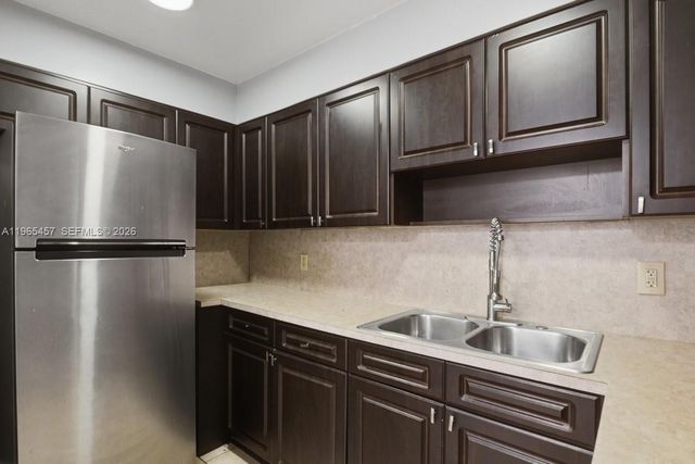 5050 NW 7th St 806, Miami, FL 33126