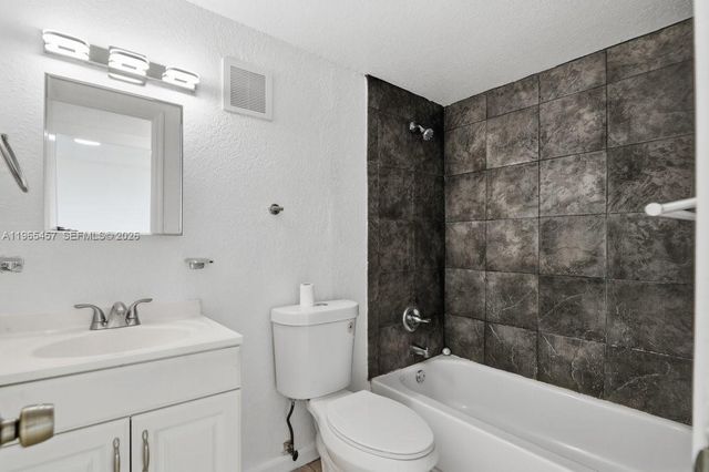 5050 NW 7th St 806, Miami, FL 33126