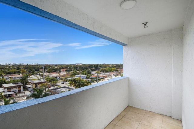 5050 NW 7th St 806, Miami, FL 33126