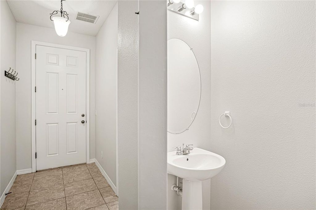 Image 11 of property listing at 11472 CENTER LAKE DRIVE, Windermere, FL 34786
