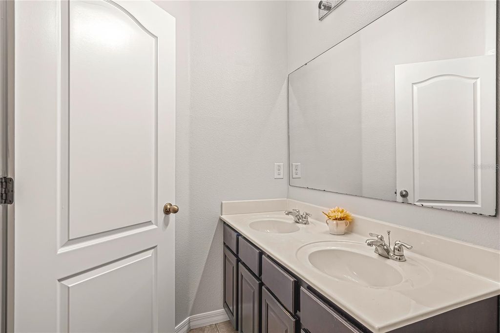 Image 20 of property listing at 11472 CENTER LAKE DRIVE, Windermere, FL 34786