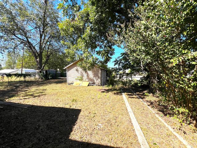 525 Washburn ST, Taylor, TX 76574