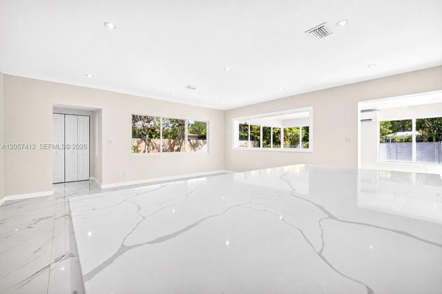 5715 Jackson St, Hollywood, FL 33023