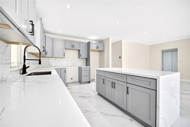 5715 Jackson St, Hollywood, FL 33023