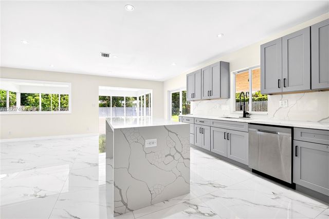 5715 Jackson St, Hollywood, FL 33023