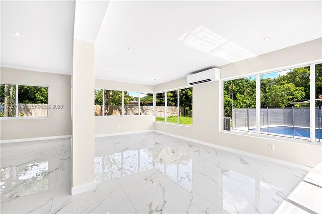5715 Jackson St, Hollywood, FL 33023