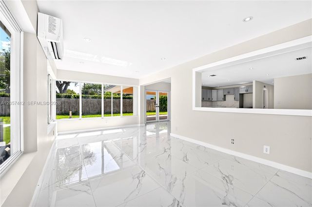 5715 Jackson St, Hollywood, FL 33023