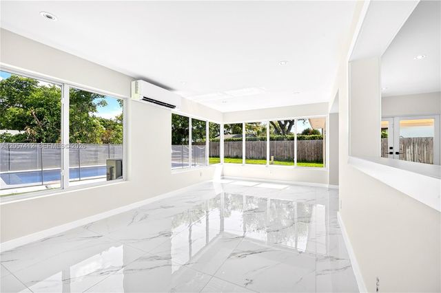 5715 Jackson St, Hollywood, FL 33023