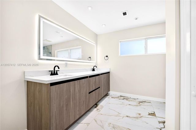 5715 Jackson St, Hollywood, FL 33023