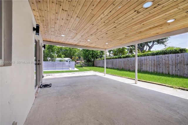 5715 Jackson St, Hollywood, FL 33023