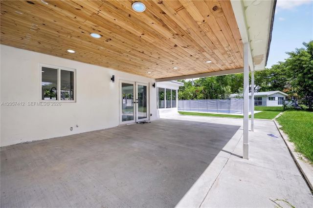 5715 Jackson St, Hollywood, FL 33023