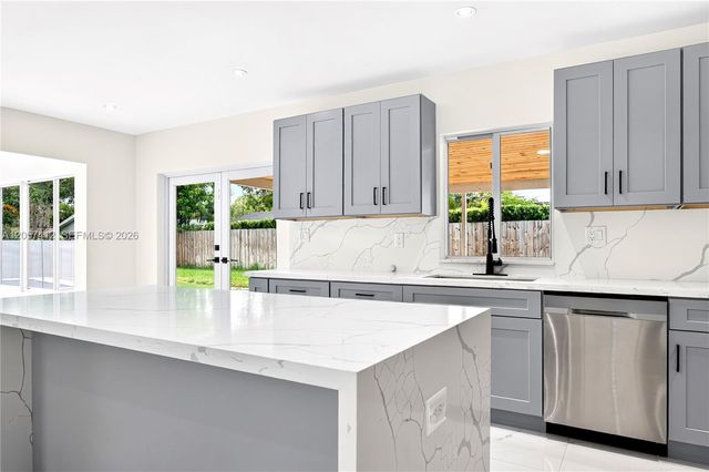 5715 Jackson St, Hollywood, FL 33023