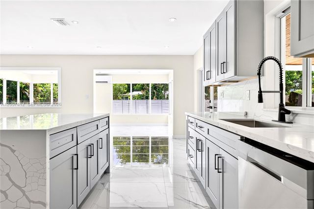 5715 Jackson St, Hollywood, FL 33023