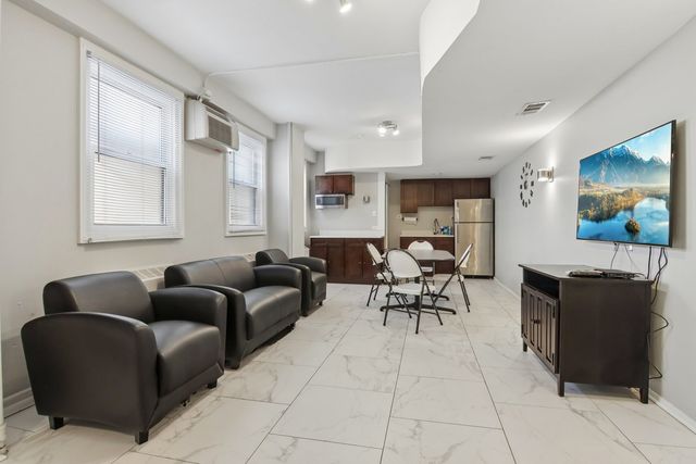 2909 N Sheridan Road 1201, Chicago, IL 60657