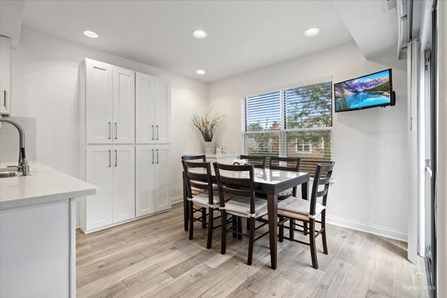 27 SARAHS GROVE Lane, Schaumburg, IL 60193