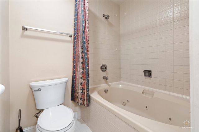 27 SARAHS GROVE Lane, Schaumburg, IL 60193