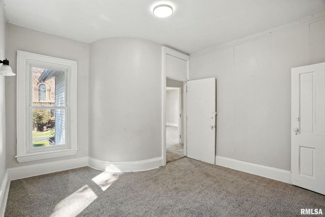 325 KIRKWOOD Boulevard, Davenport, IA 52803