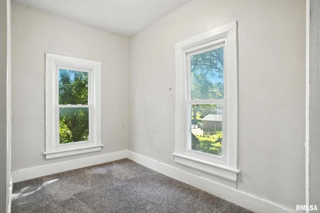 325 KIRKWOOD Boulevard, Davenport, IA 52803