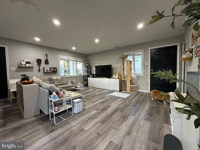 28 OUTLOOK LN, Levittown, PA 19055