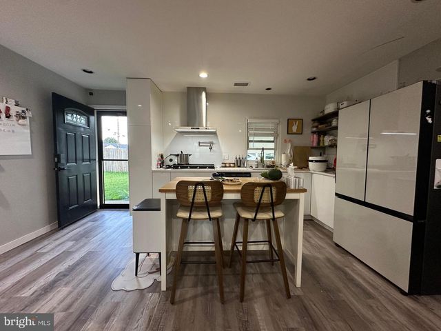 28 OUTLOOK LN, Levittown, PA 19055