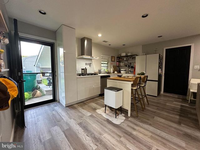 28 OUTLOOK LN, Levittown, PA 19055