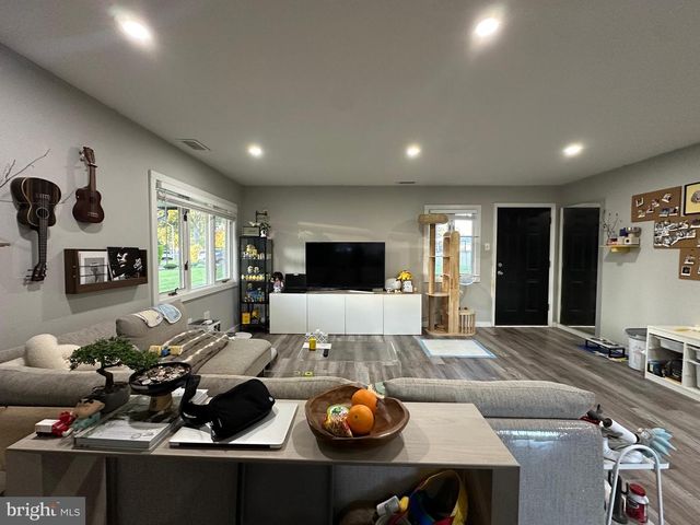 28 OUTLOOK LN, Levittown, PA 19055