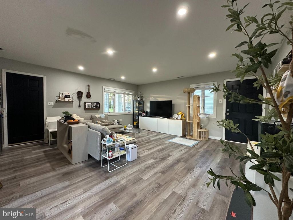 28 OUTLOOK LN, Levittown, PA 19055