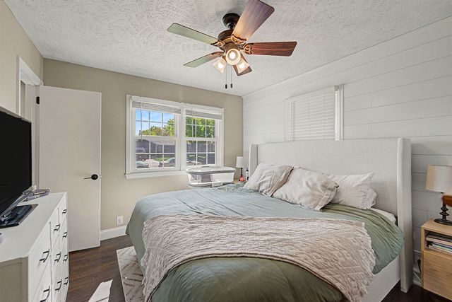 2814 Linda Ln, Salina, KS 67401